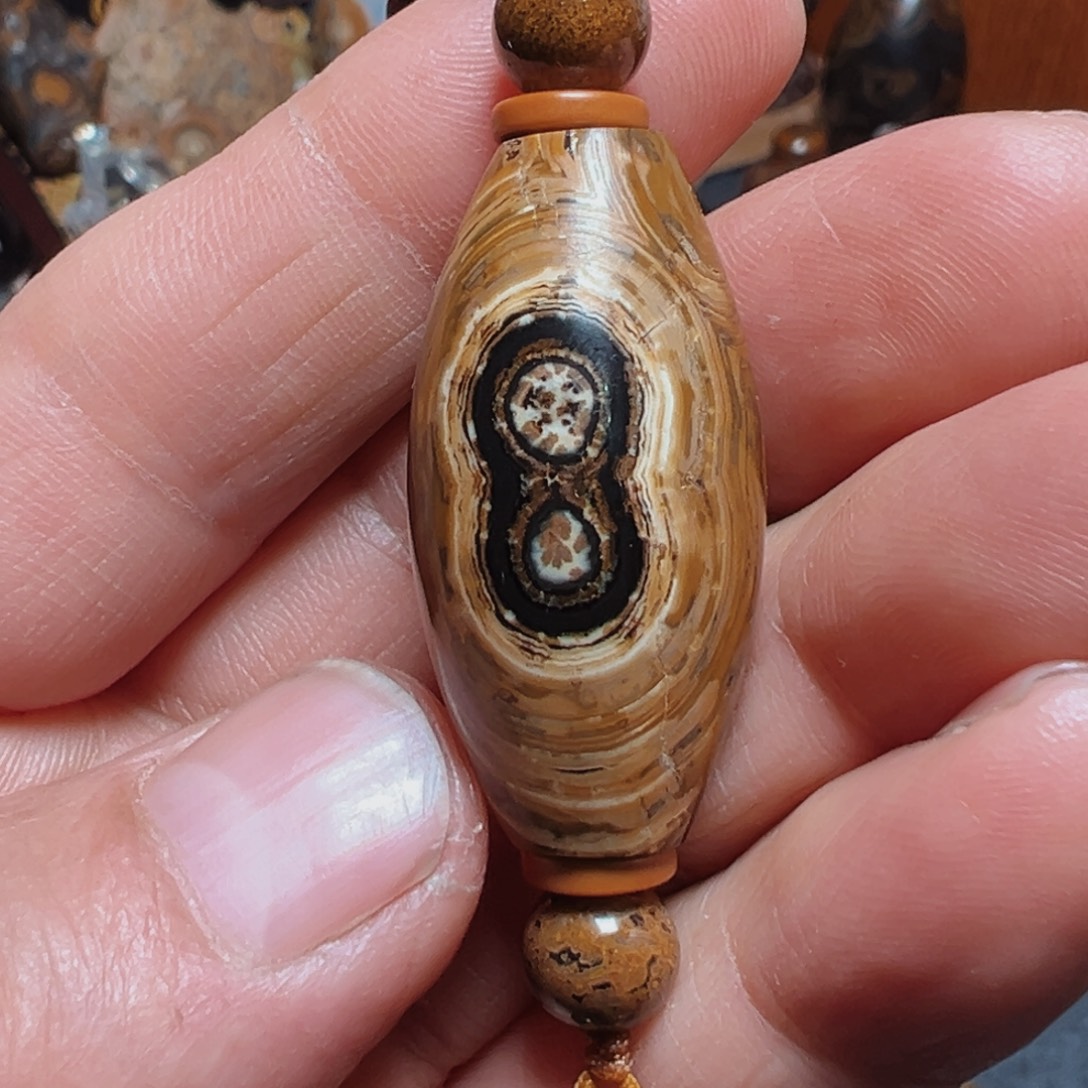 猴***哥九眼石页岩钱币石手玩