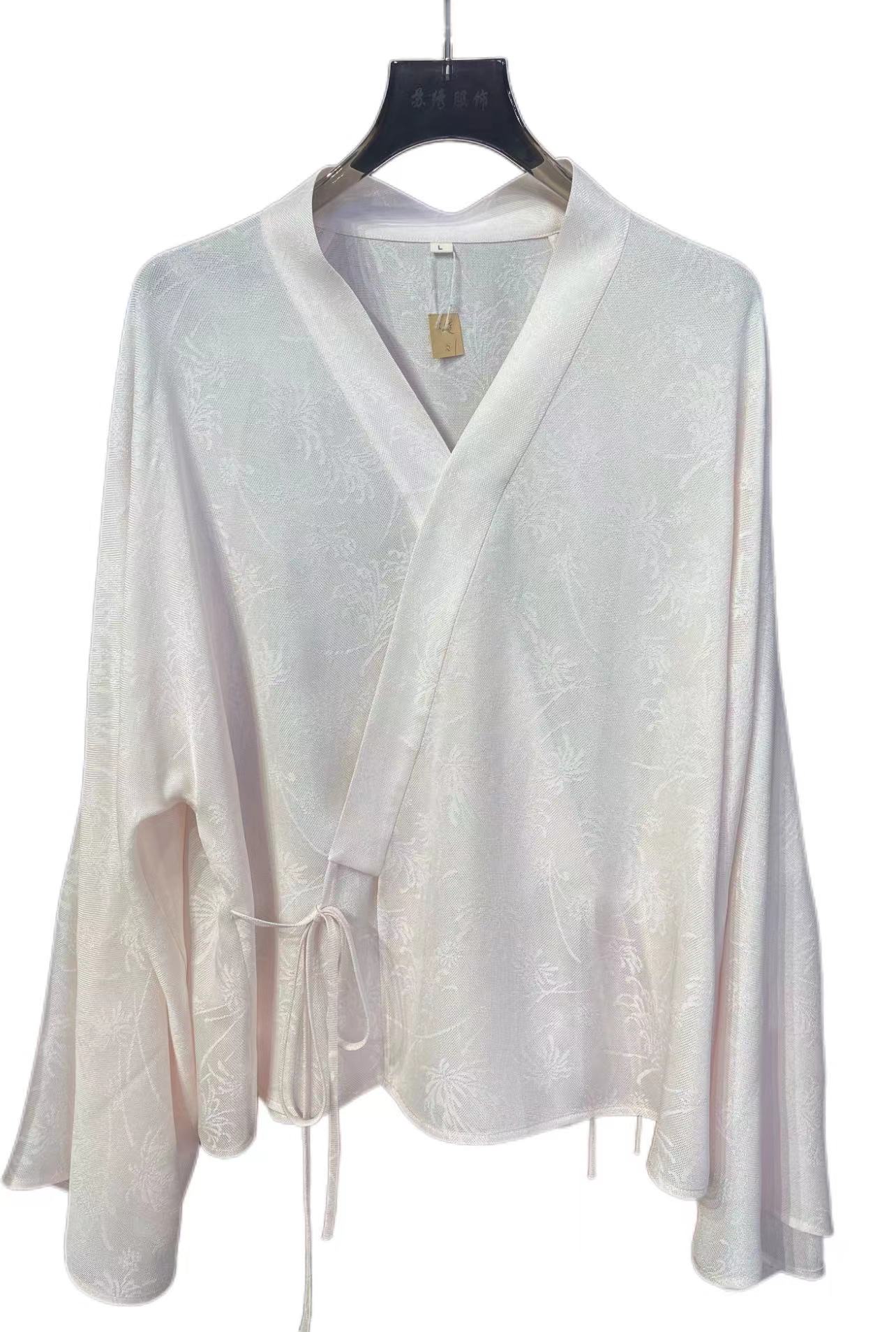 新款粉白烟花汉服罗衣