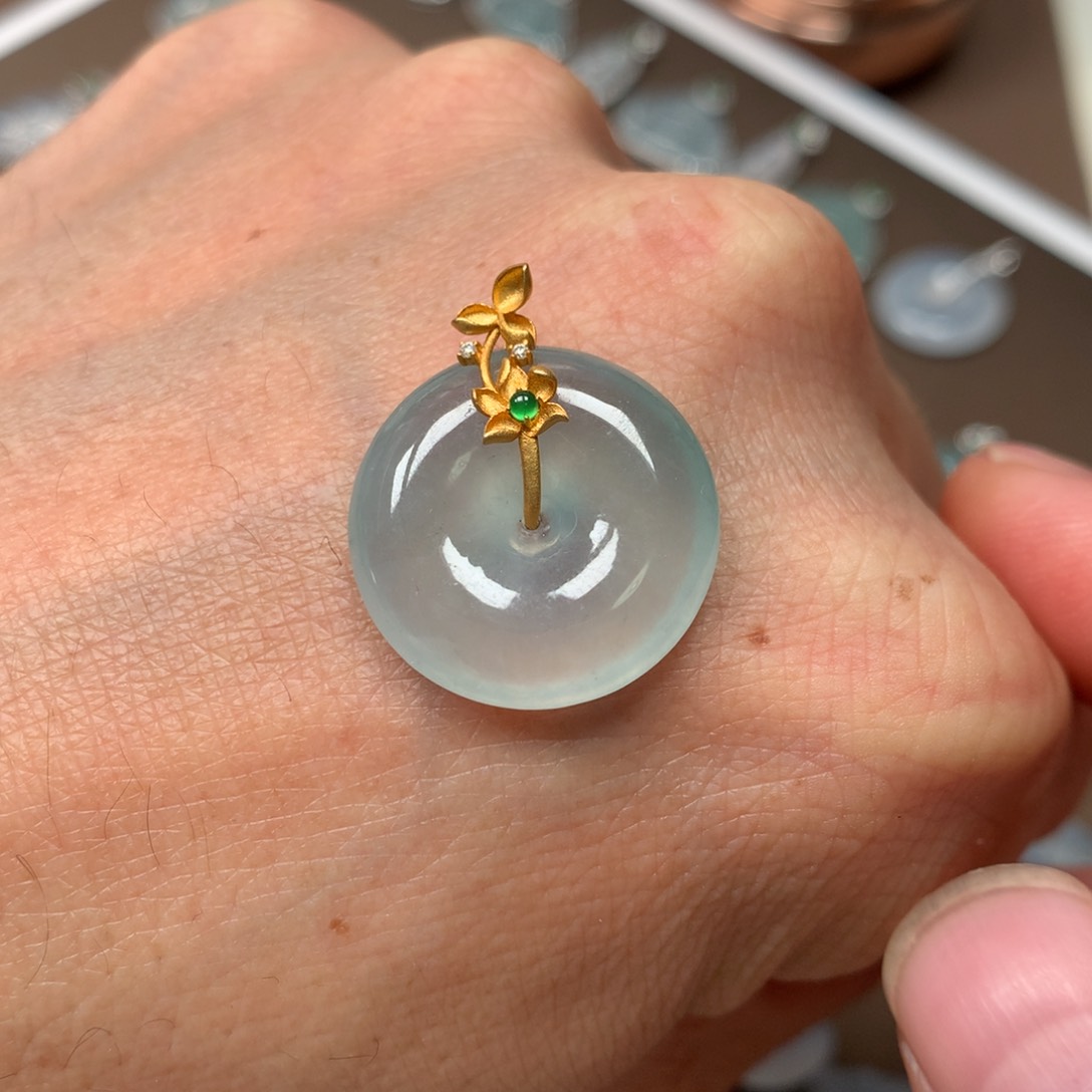 翡翠18K金镶嵌颈饰平安扣