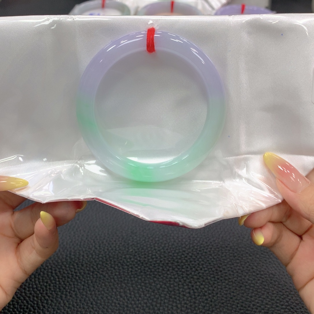 翡翠手镯未镶嵌翡翠