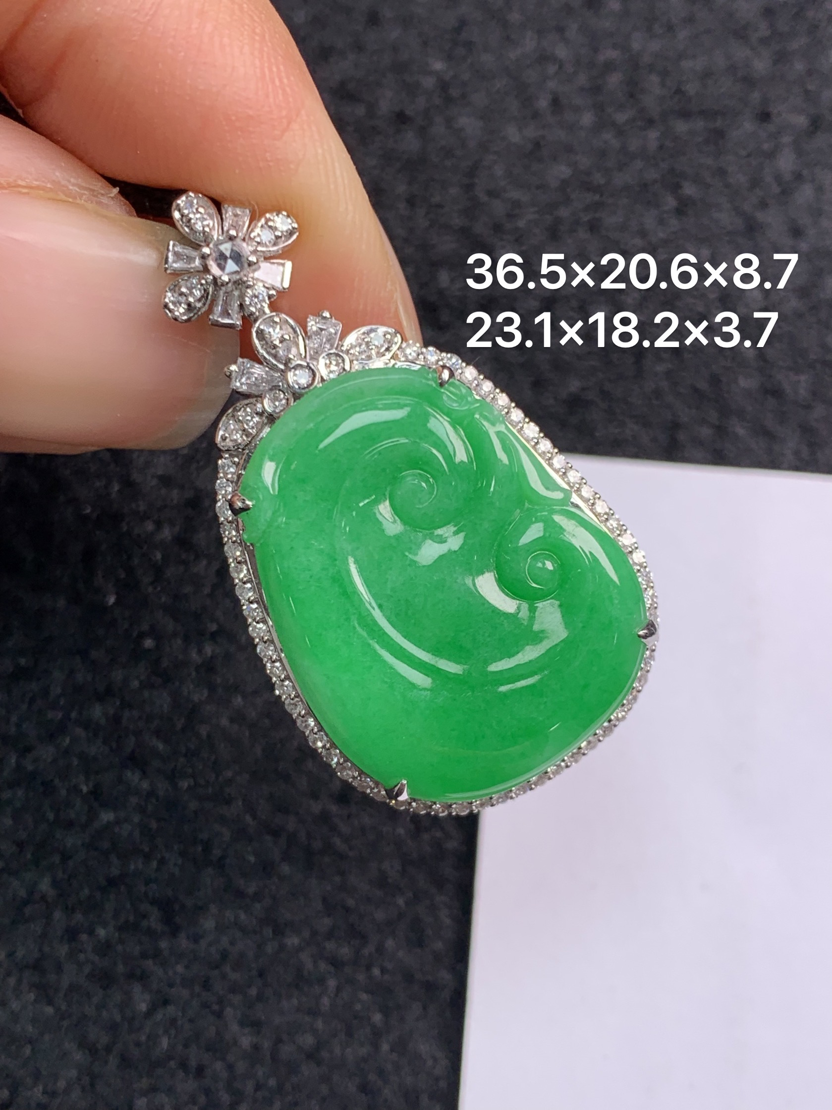 18K金镶嵌天然缅甸翡翠阳绿如意吊坠