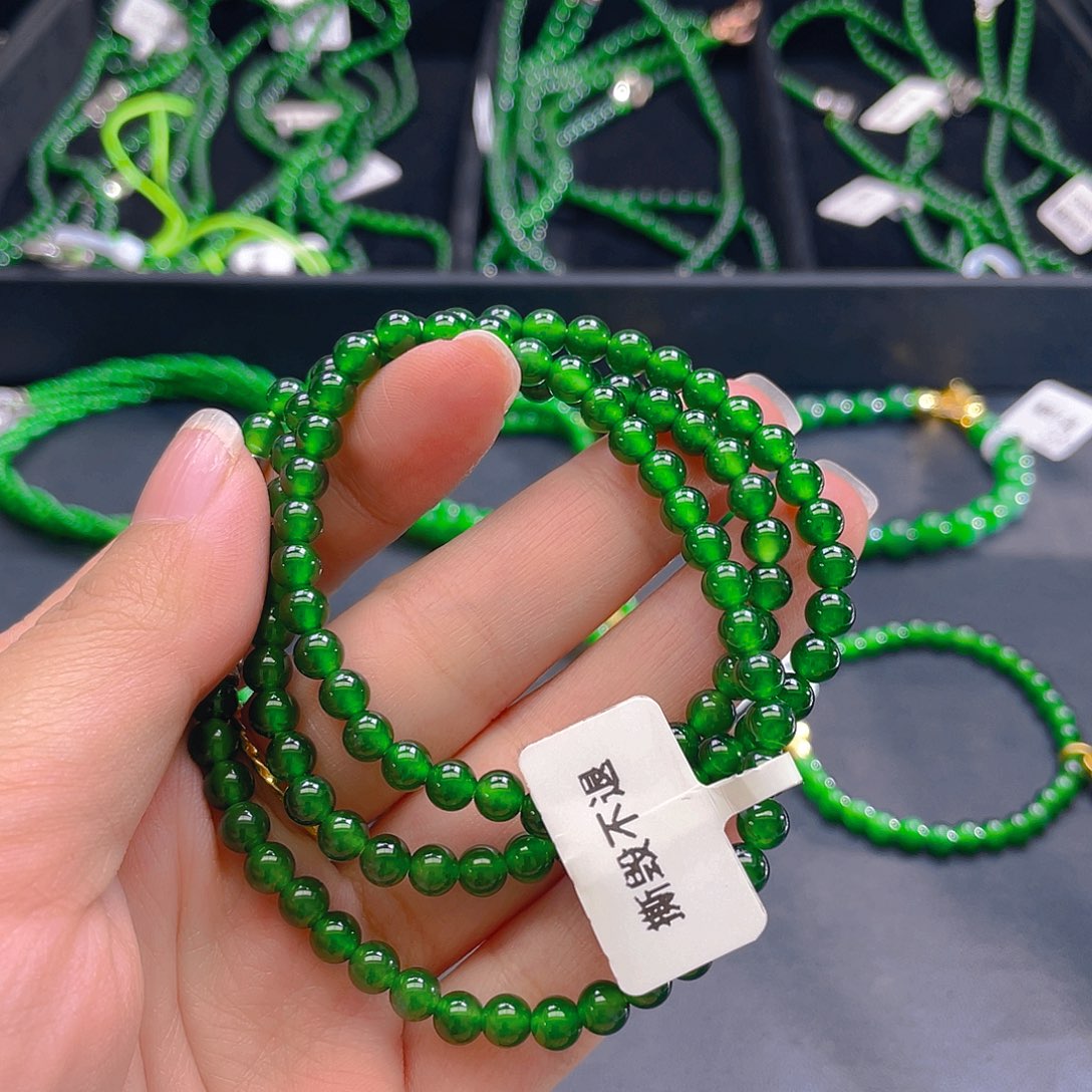 翡翠未镶嵌颈饰    