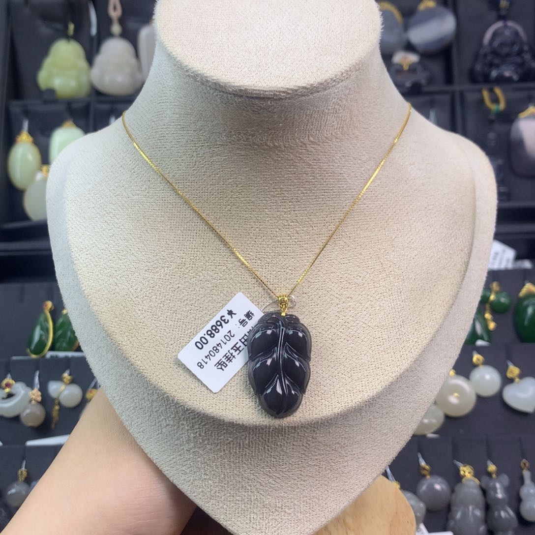 和田玉吊坠18K金镶嵌