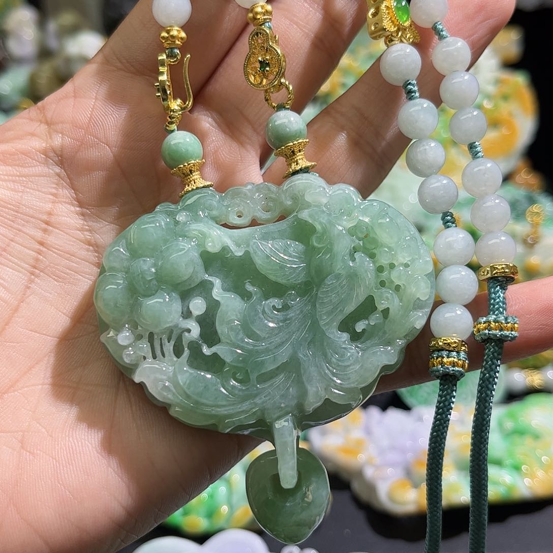 翡翠未镶嵌颈饰待编织