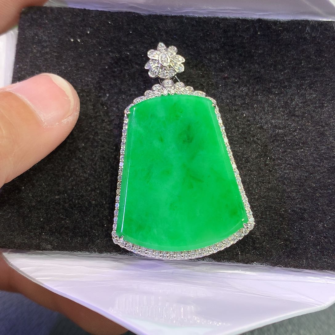 翡翠18K金镶嵌吊坠(赠链)