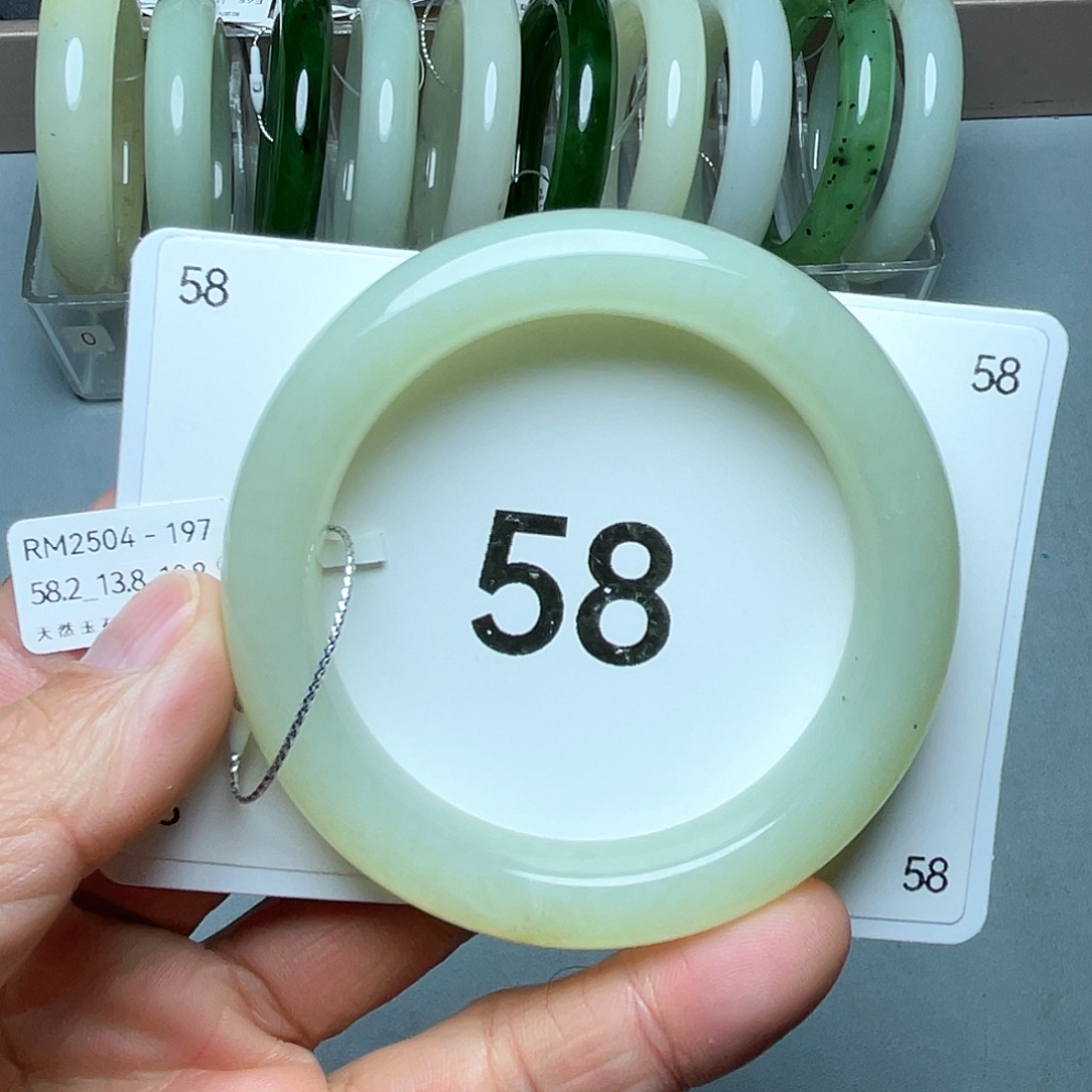 和田玉未镶嵌手镯