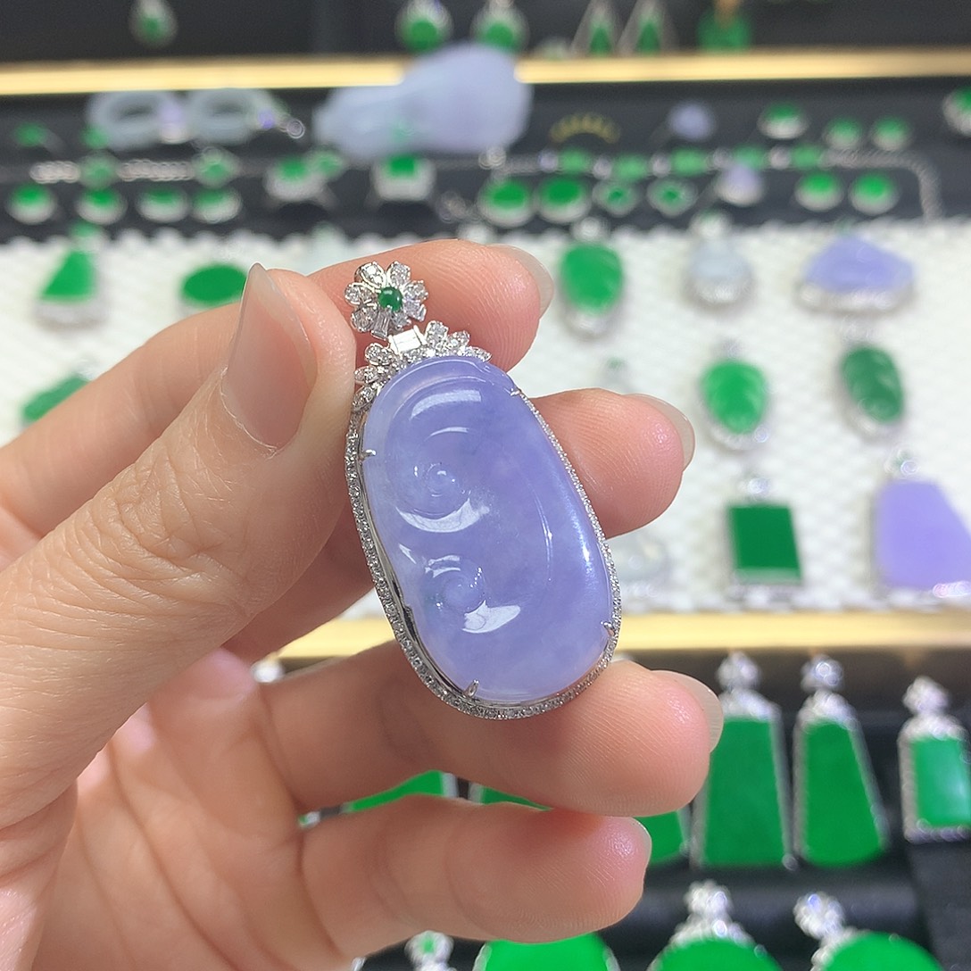 颈饰18K金镶嵌翡翠吊坠