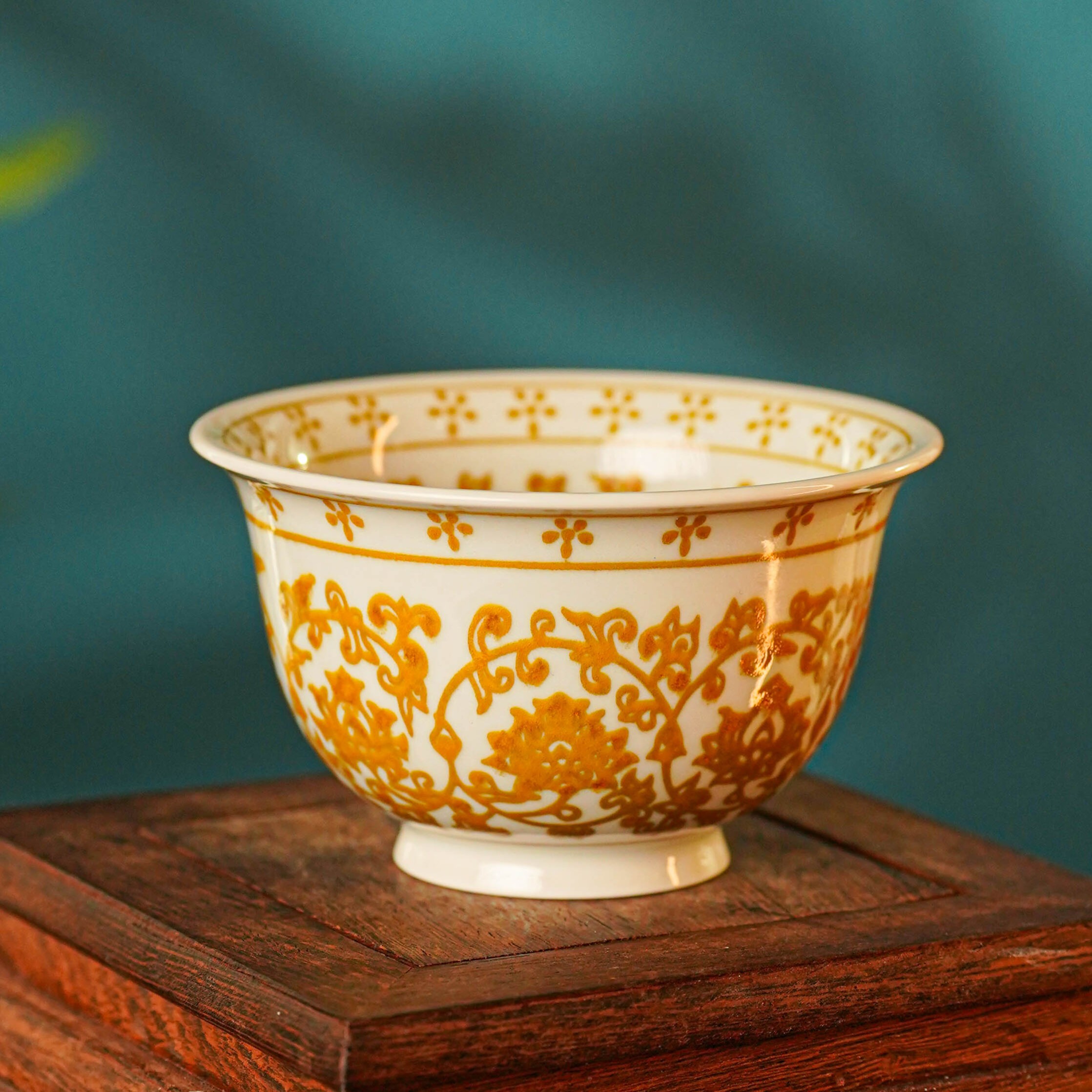 【觀文】余洪亮柴窑150ml釉里金缠枝莲压手杯纯手工手绘景德镇青花