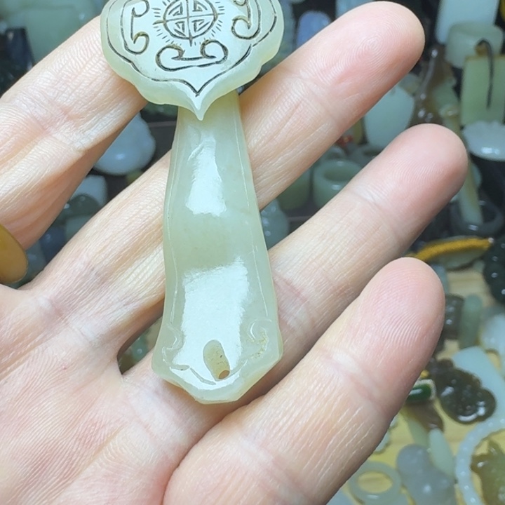 威***坤和田玉未镶嵌颈饰