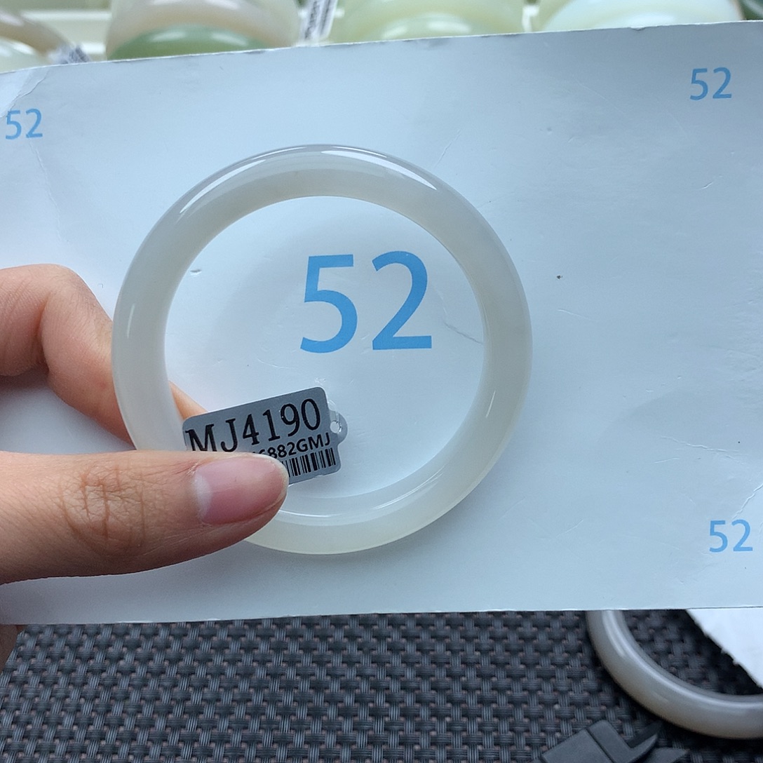 洛***城和田玉未镶嵌手镯