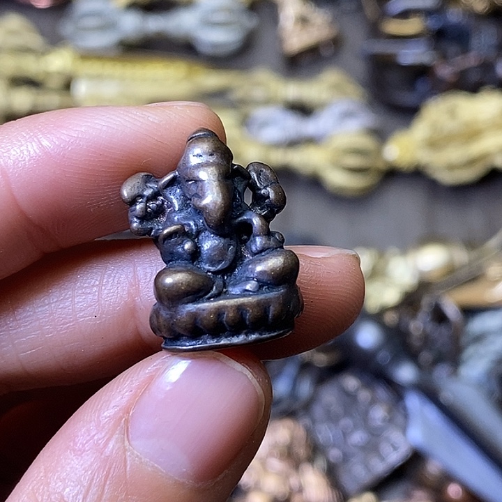 藏传加银款象鼻財