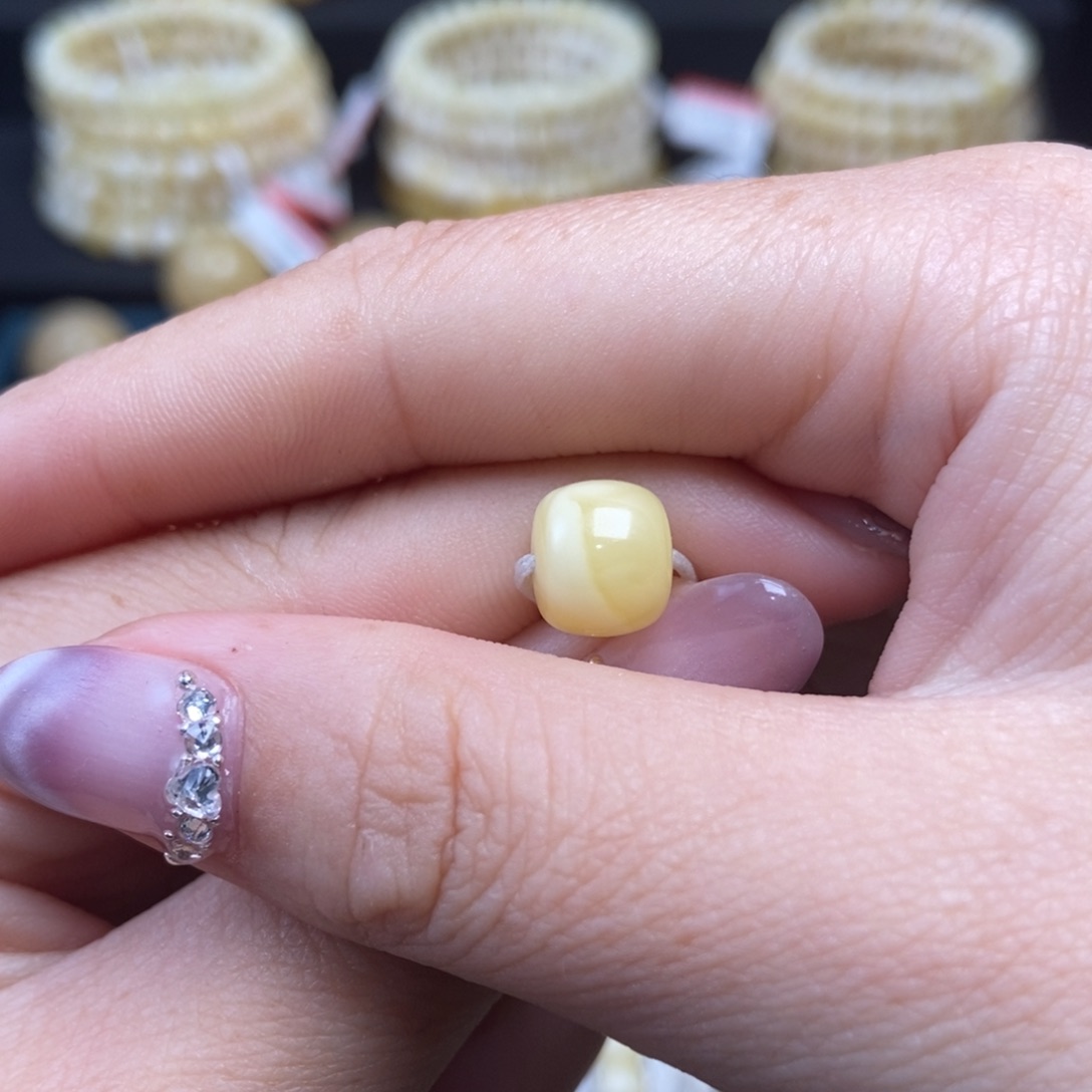 今***比蜜蜡未镶嵌珠宝奇石