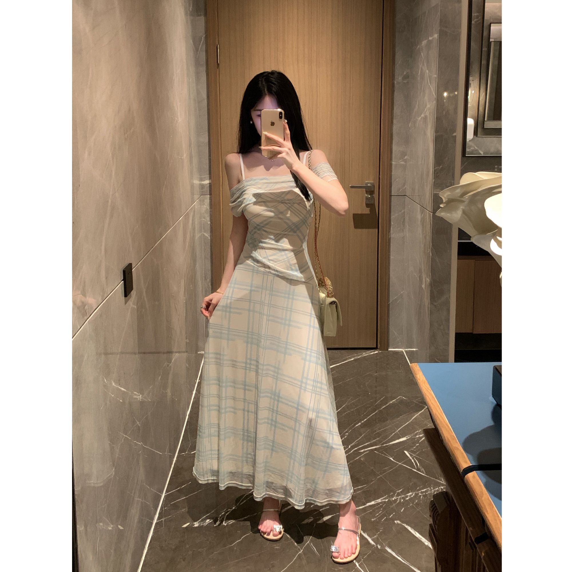 蓝色格纹弹力网纱斜肩连衣裙女夏季新款气质垂感收腰显瘦a字长裙