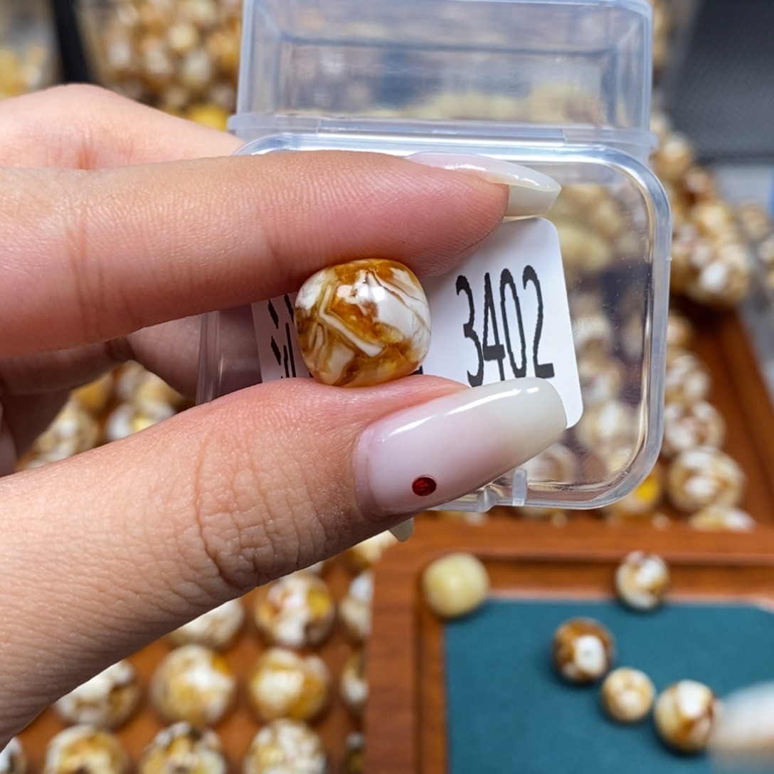 蜜蜡未镶嵌珠宝奇石3402