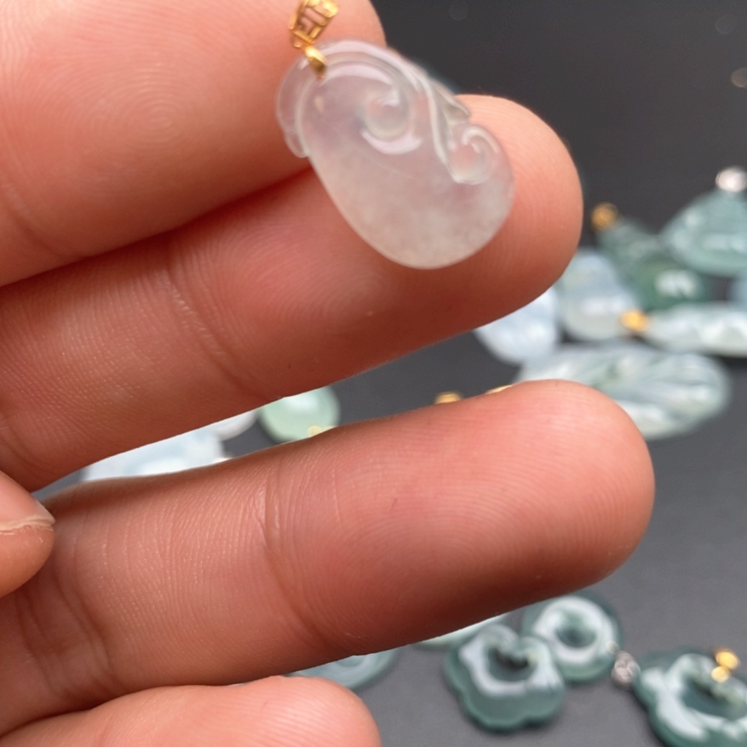 颈饰18K金镶嵌翡翠