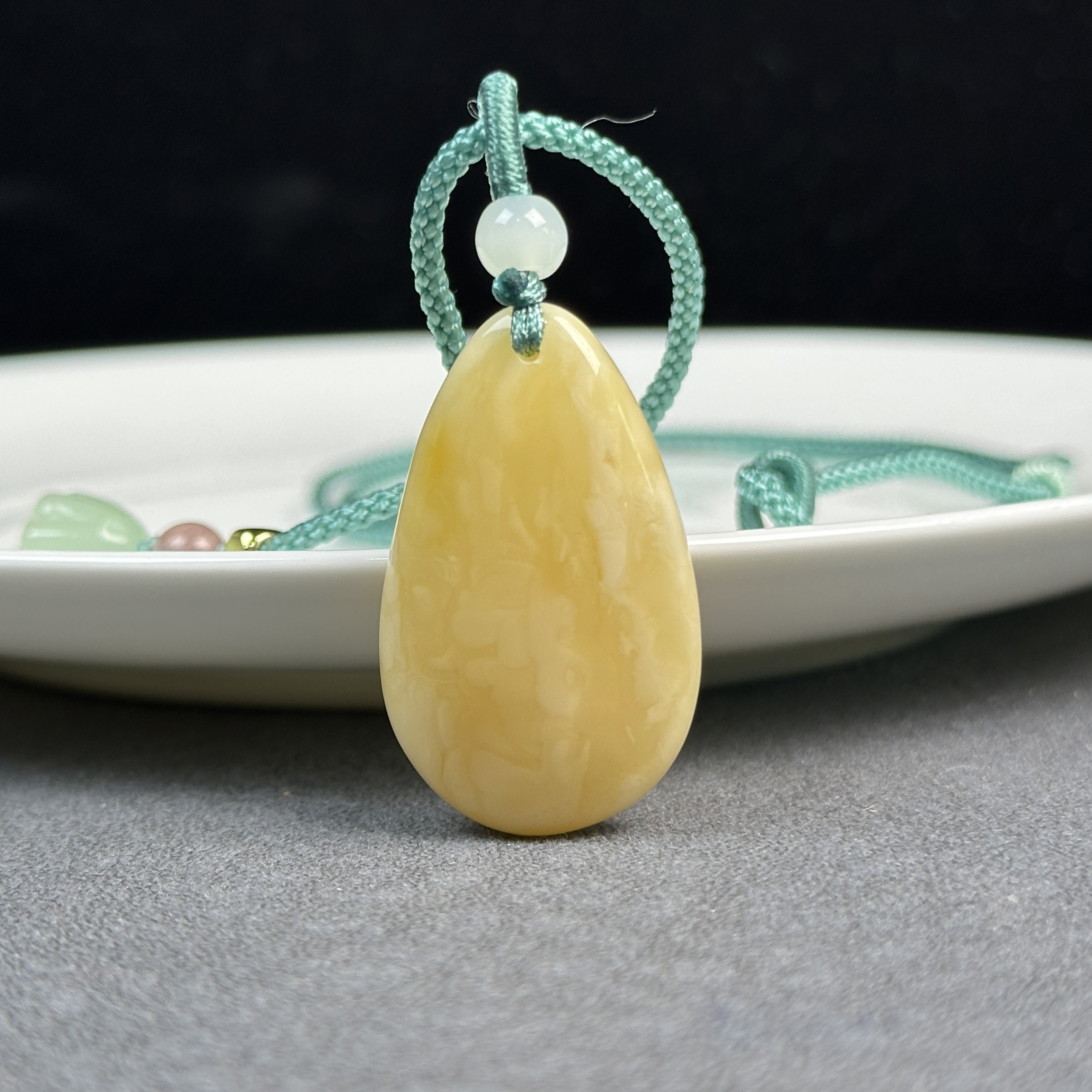 R7624天然蜜蜡 水滴吊坠19*32*9mm假一赔四