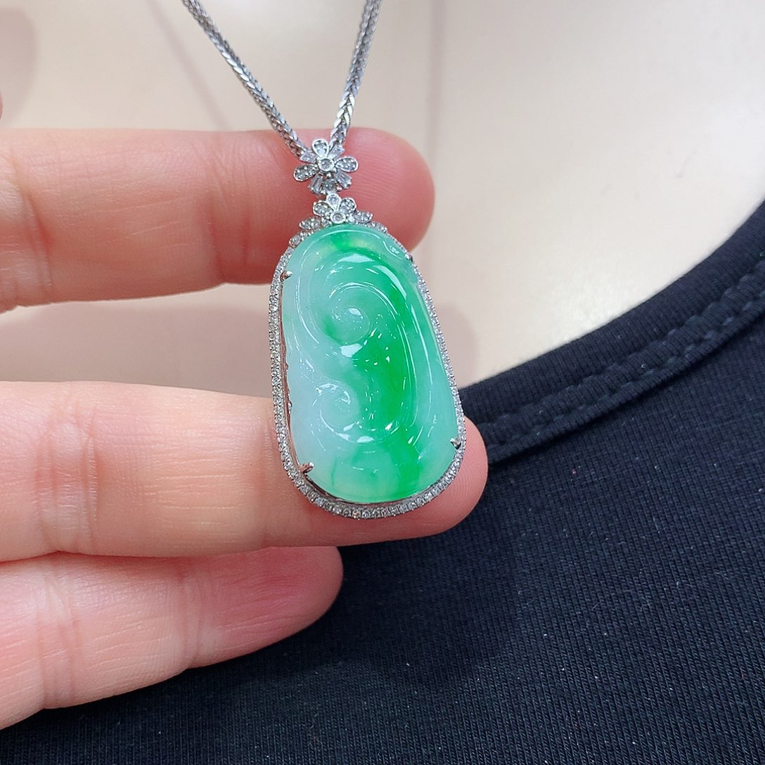 翡翠颈饰18K金镶嵌如意