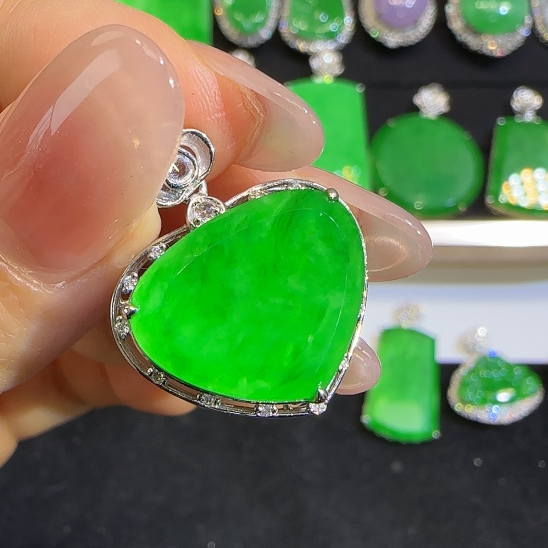 翡翠颈饰18K金镶嵌。