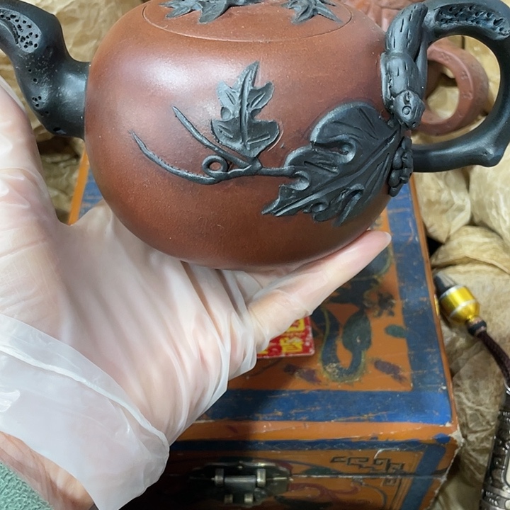 茶壶紫砂矿泥料，纯手工制作的一把紫砂壶。