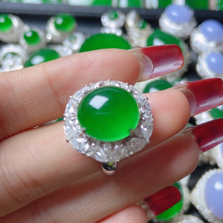 翡翠颈饰18K金镶嵌18。     