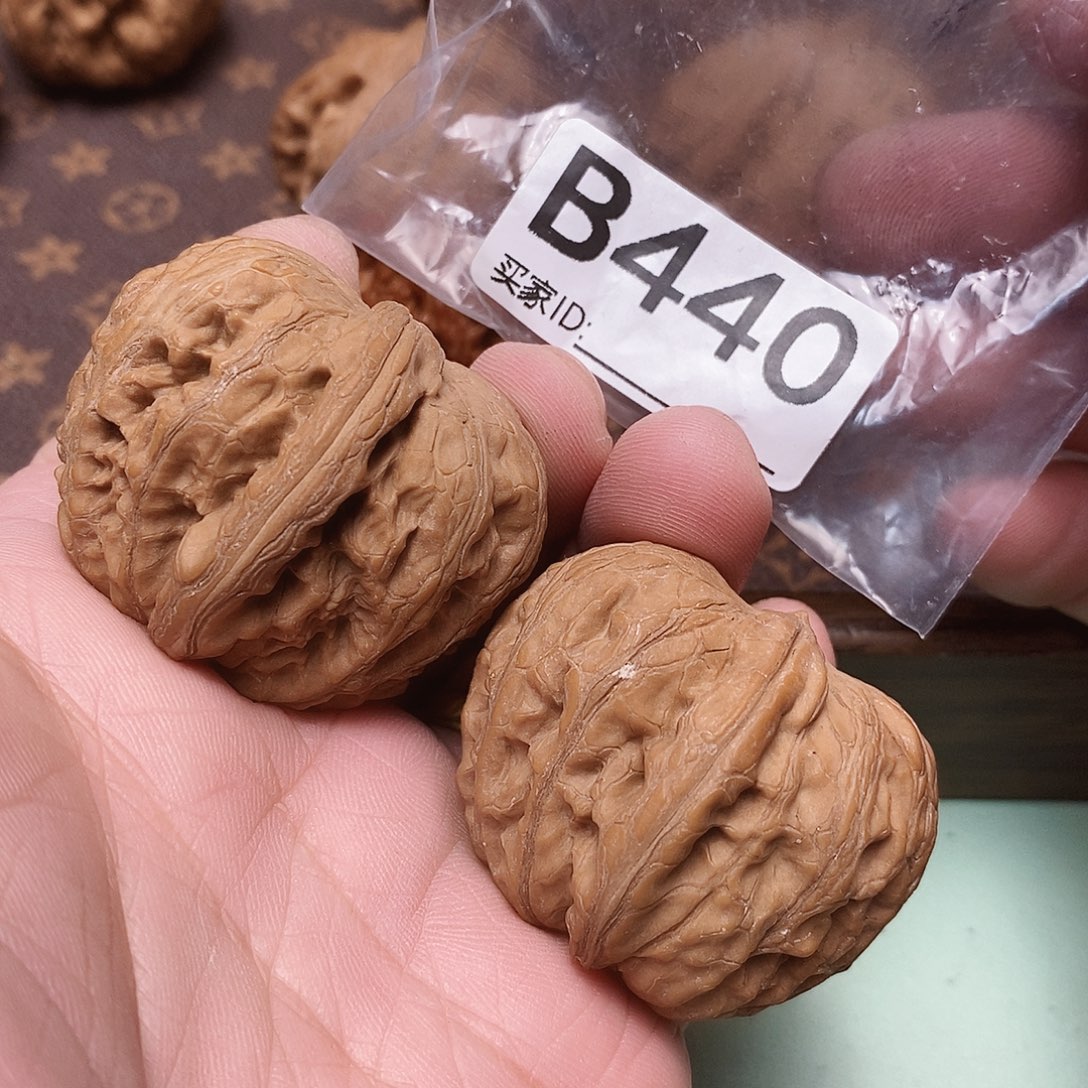 文玩核桃把件元宝43加。   