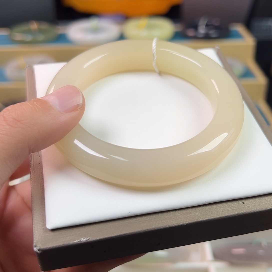 2***子和田玉未镶嵌手镯