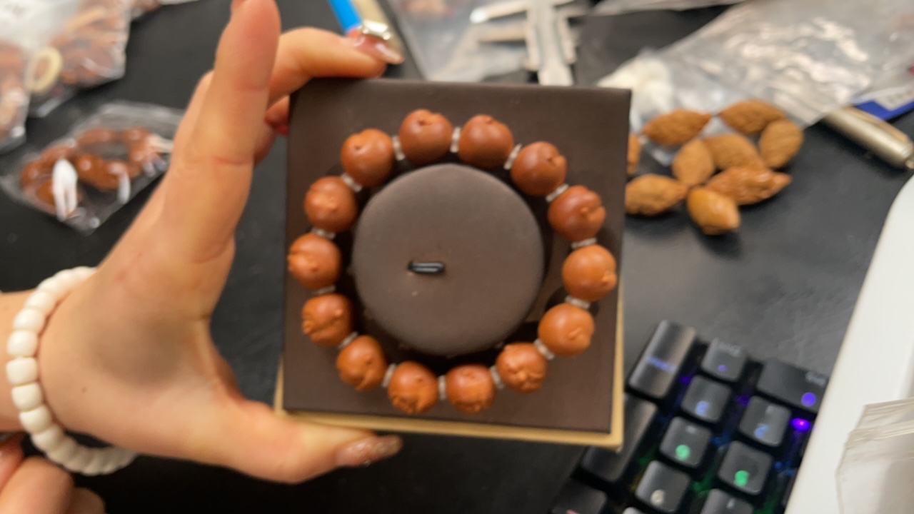 橄榄核雕刻文玩作品