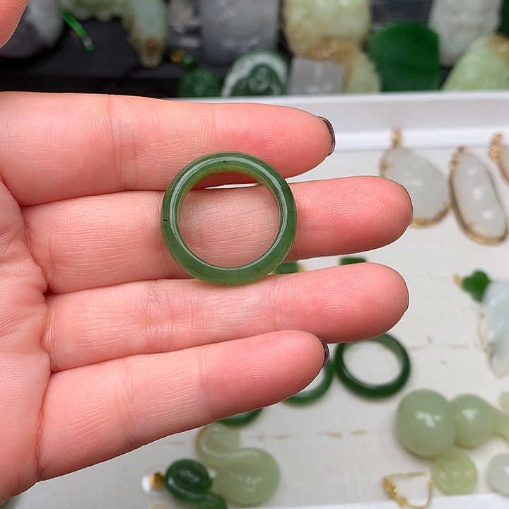 和田玉颈饰未镶嵌，****。