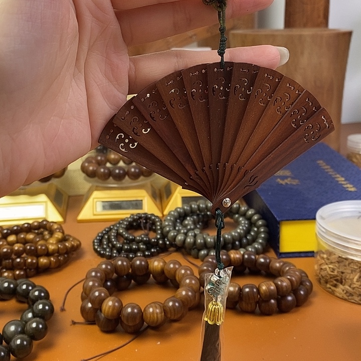 檀香木老山檀香苏扇挂件