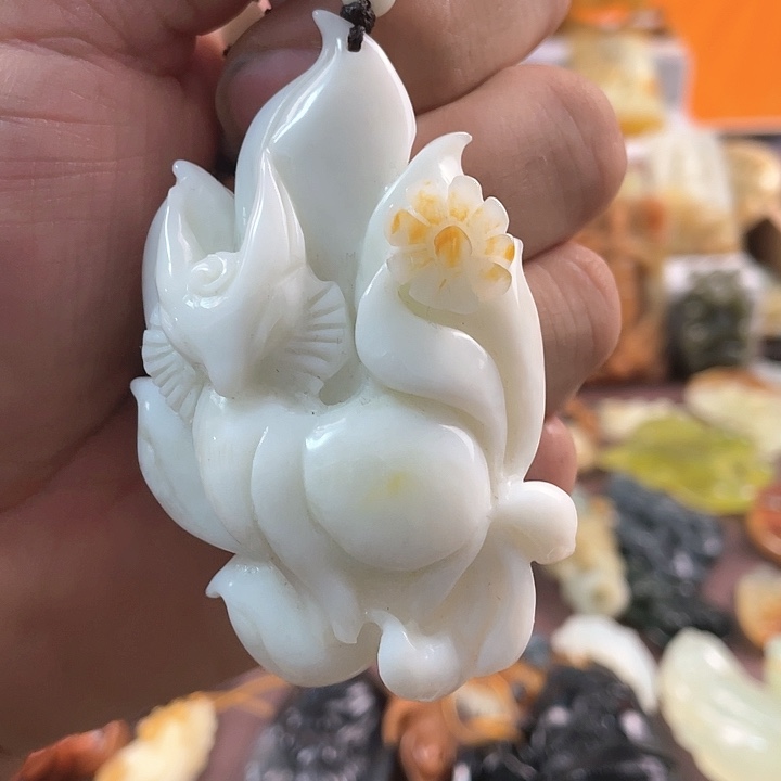 蛇纹石玉颈饰未镶嵌