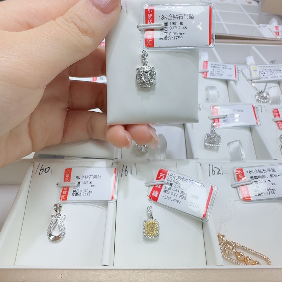 钻石吊坠(不含链)18K金镶嵌天然