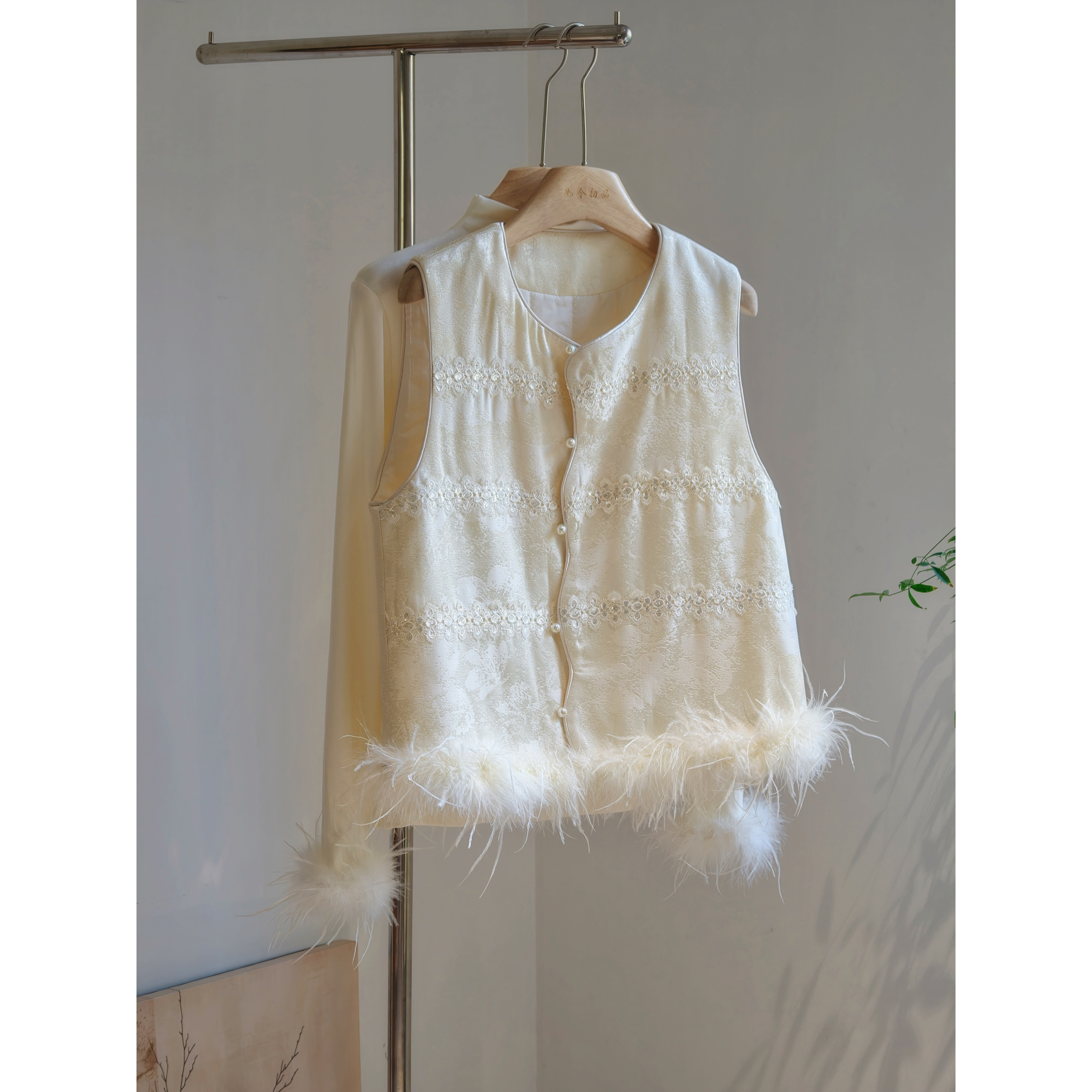年轻款仙气白色马甲女秋冬夹棉外穿背心叠穿新中式国风减龄鸵鸟毛