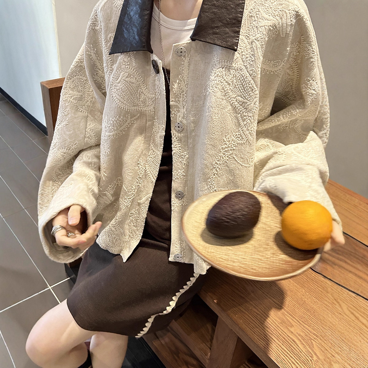 十三行2025秋新款简约苎麻刺绣拼皮翻领通勤百搭外套女秋季休闲