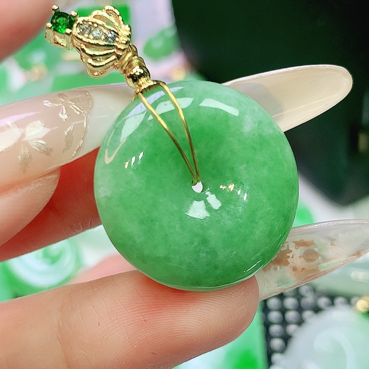 翡翠未镶嵌颈饰多样性发其一