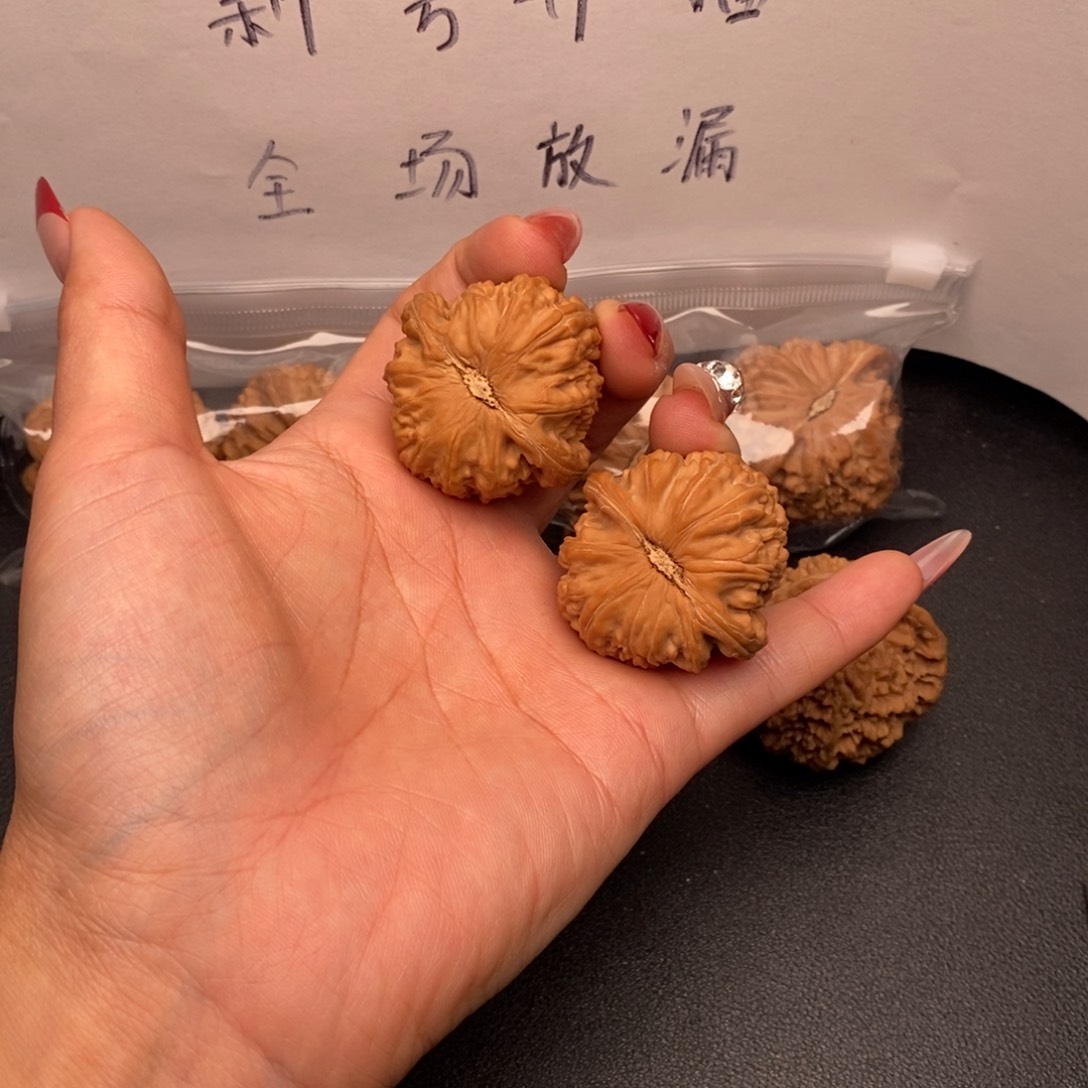 鲨****把件文玩核桃白狮子