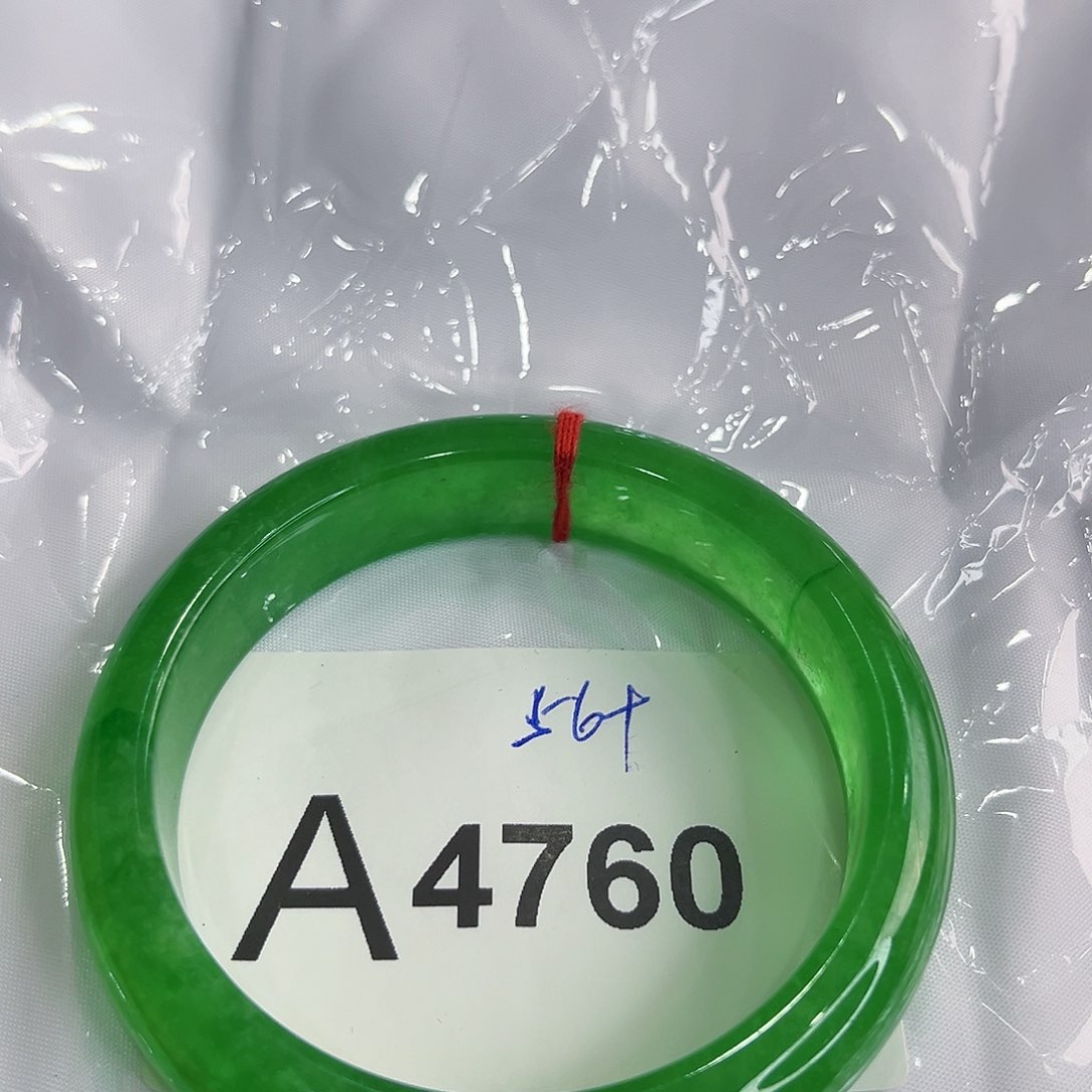 翡翠手镯未镶嵌红**人多样性