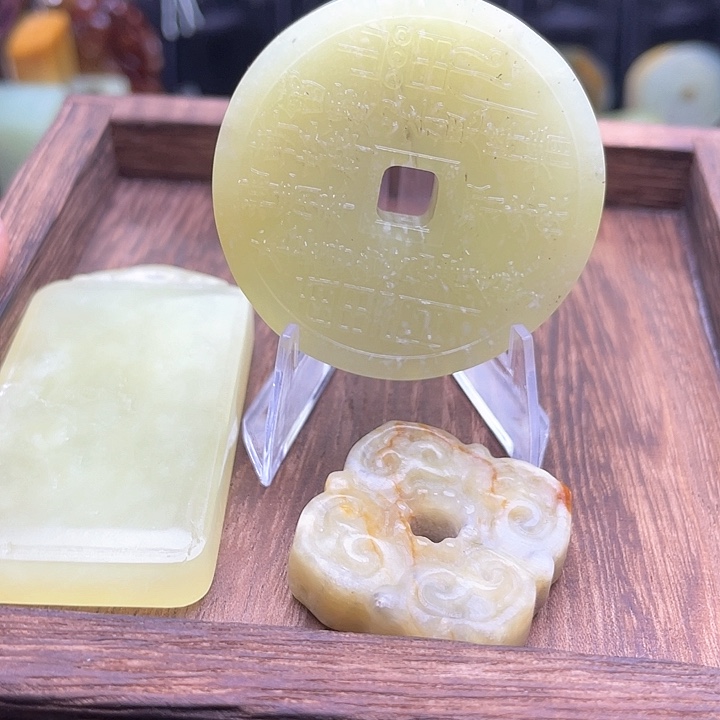 蛇纹石玉挂件未镶嵌