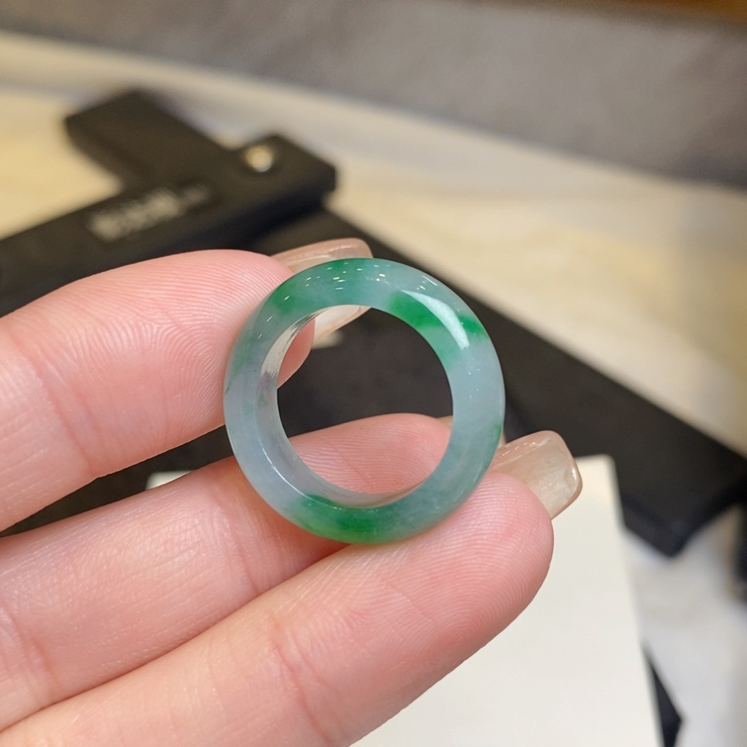 翡翠戒圈未镶嵌飘绿