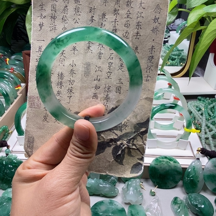 美***地石英质玉未镶嵌手镯