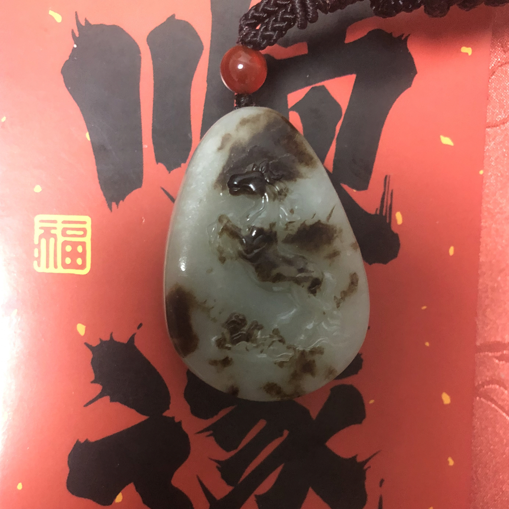 微瑕捡漏俄和田玉吊坠俏色籽玉马到成功抖音基地质检