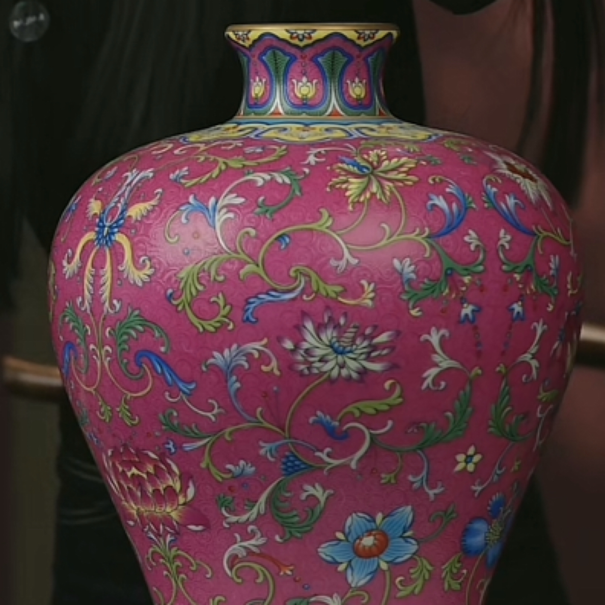 Y胭脂红地粉彩缠枝西番莲纹赏瓶