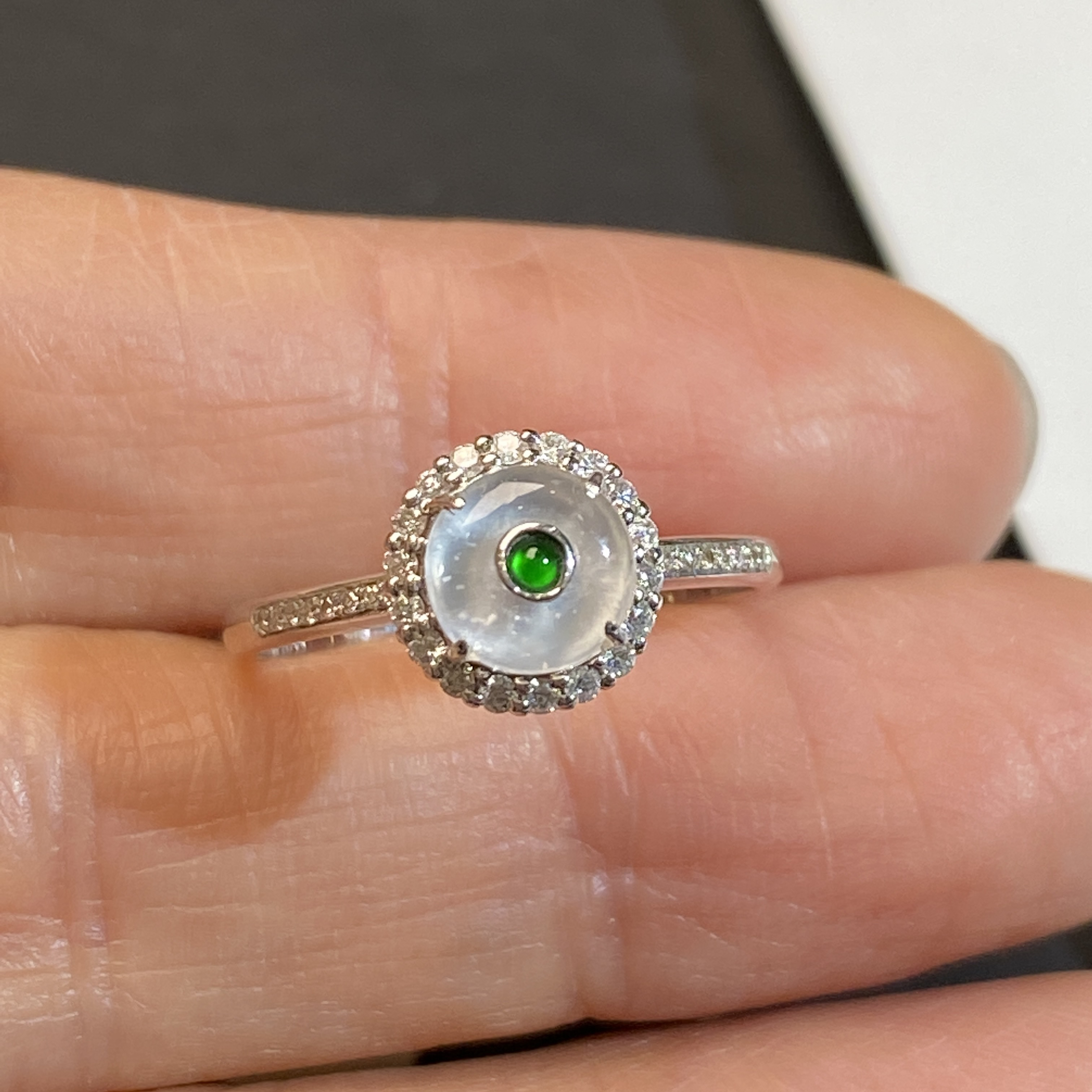 18k镶钻高冰小平安扣翡翠戒指 圈口13 种老色好 冰透水润上手精致