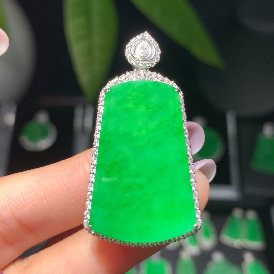 翡翠颈饰18K金镶嵌翡翠