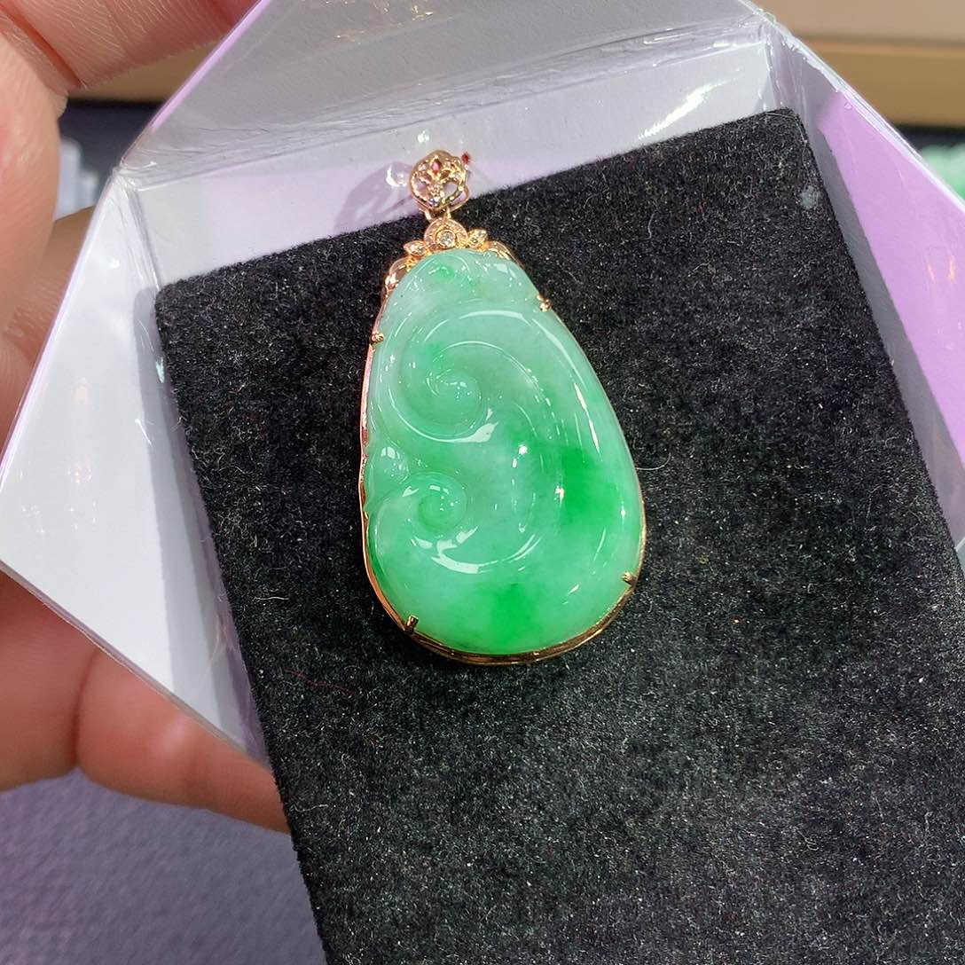 翡翠吊坠(赠链)18K金镶嵌