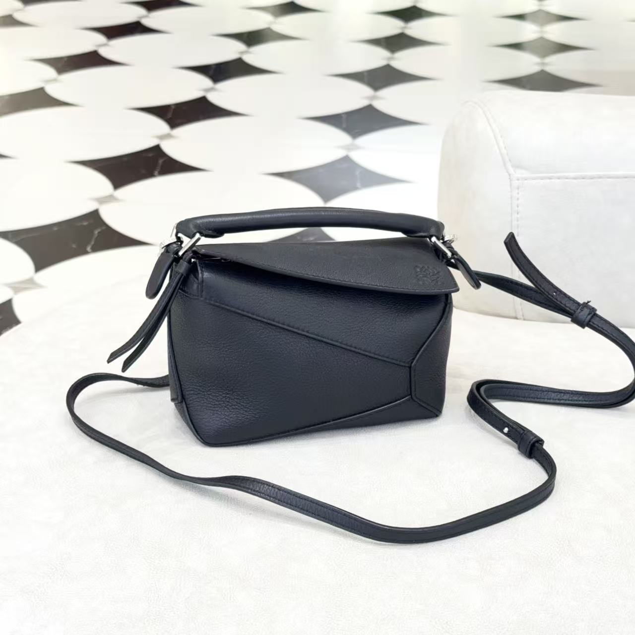 95新 LOEWE/罗意威 GGS新款puzzle几何包mini黑银牛皮78380023