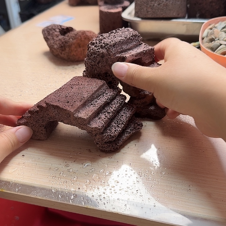 火山石红色桥洞1个，微瑕疵1个