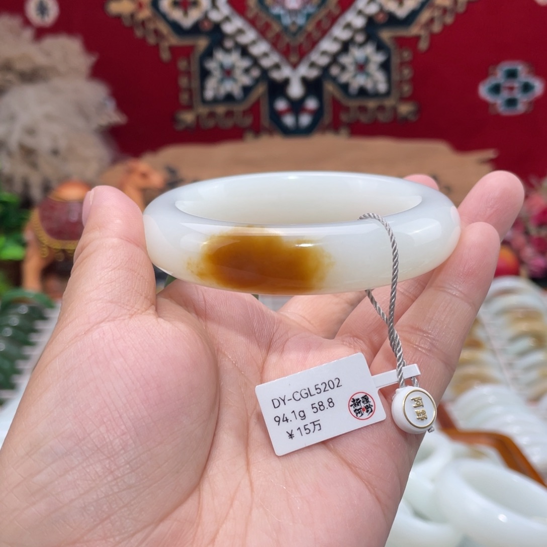 未镶嵌手镯和田玉一口糖和田玉手镯