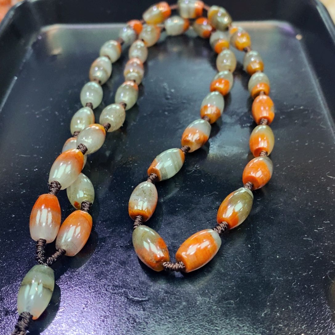 未镶嵌石英质玉（黄龙玉）颈饰