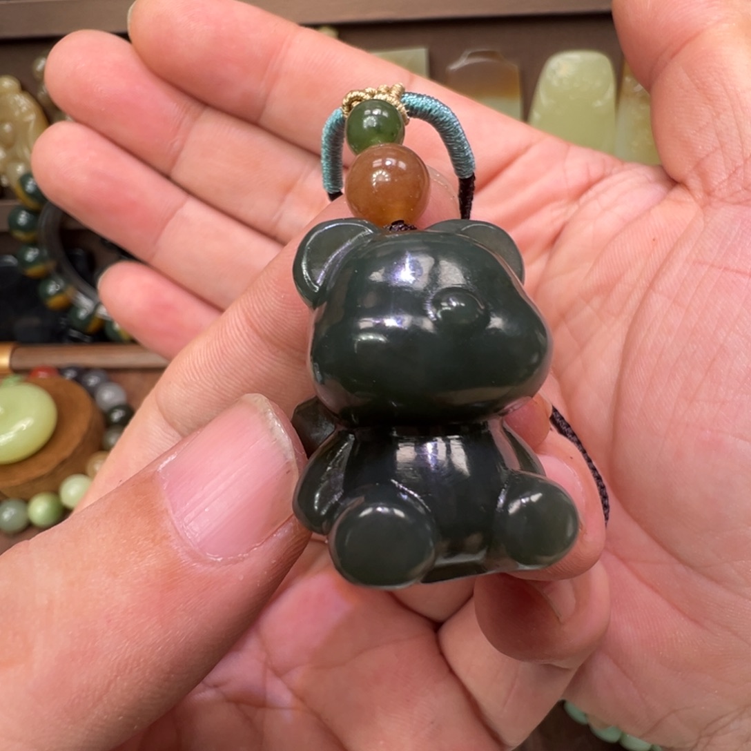 呆***o和田玉未镶嵌颈饰蝴蝶结无相熊且末糖青背面有草花