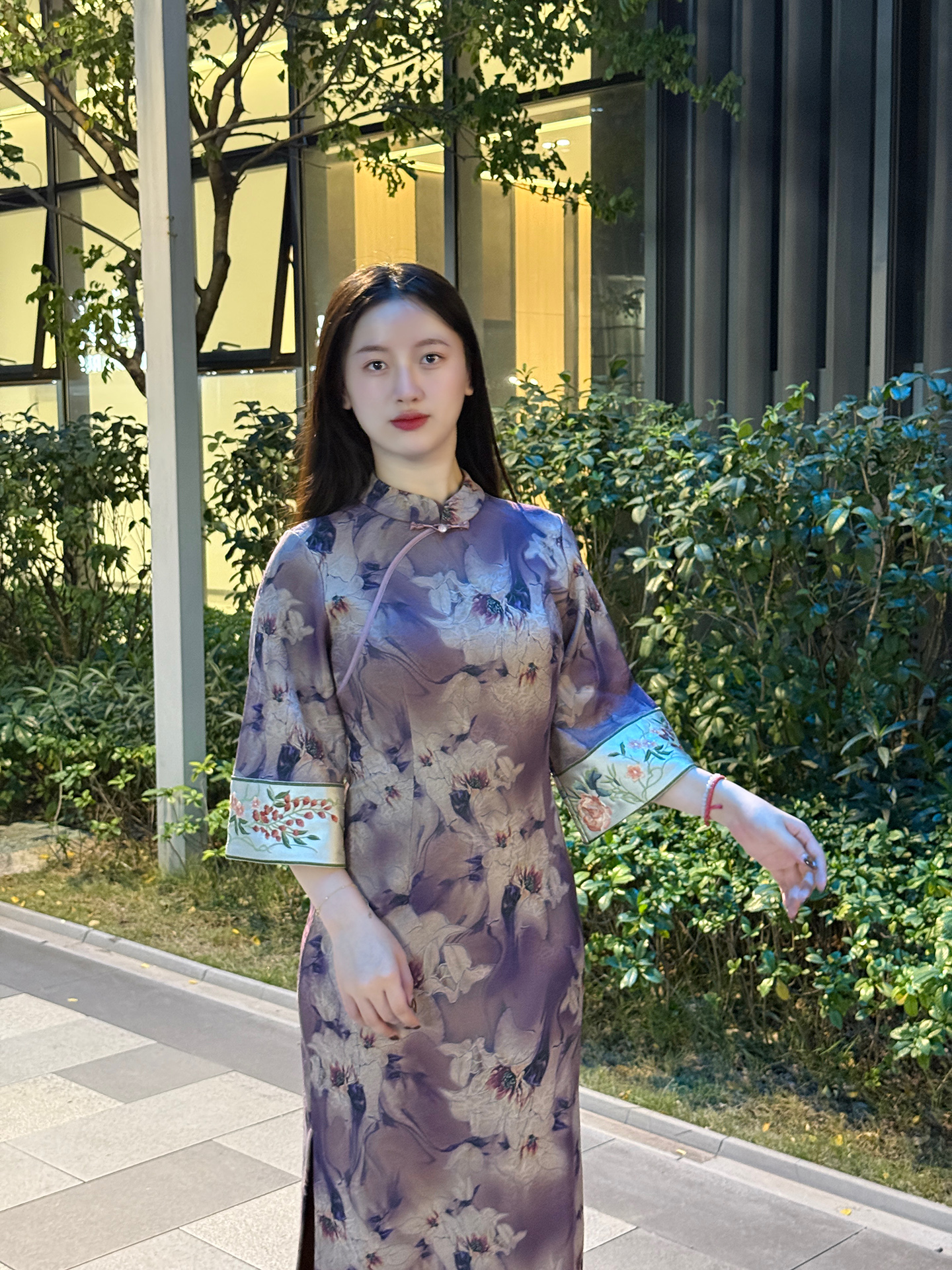 2025秋冬厚款刺绣新中式国风清汉女改良旗袍紫色连衣裙长袖冷清秋